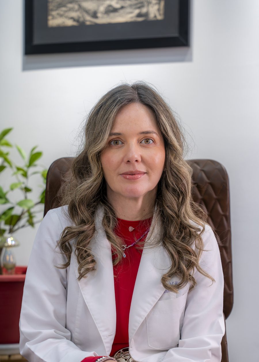 La Dra. Rochel en su consultorio
