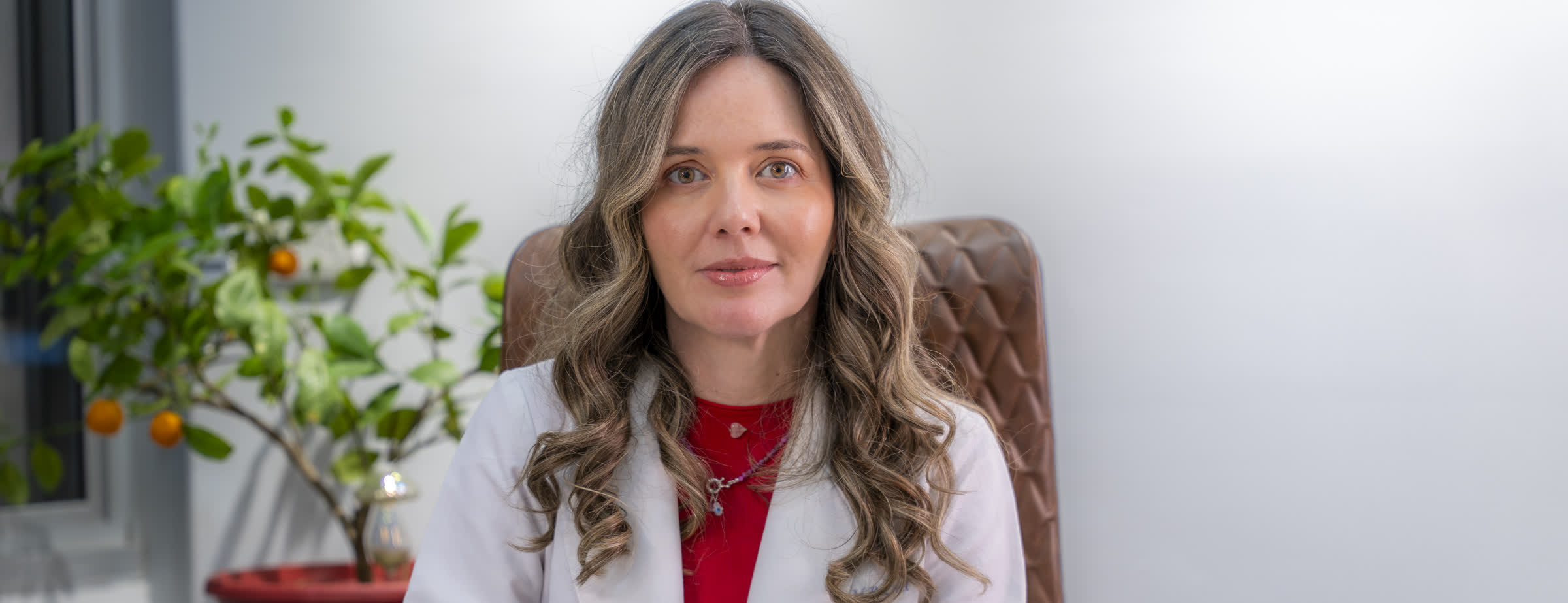 La Dra. Rochel en su consultorio
