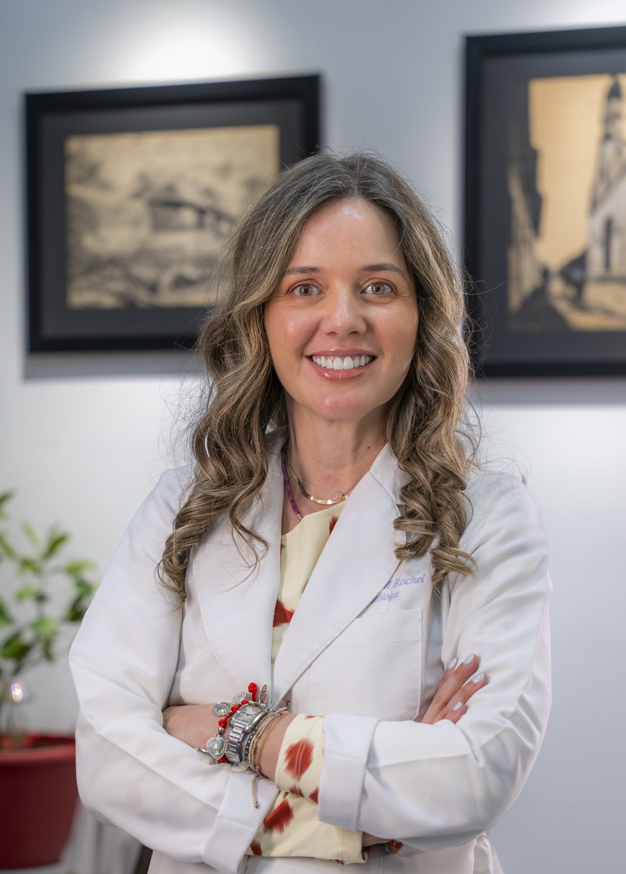La doctora Claudia Marcela Rochel de pie en su consultorio