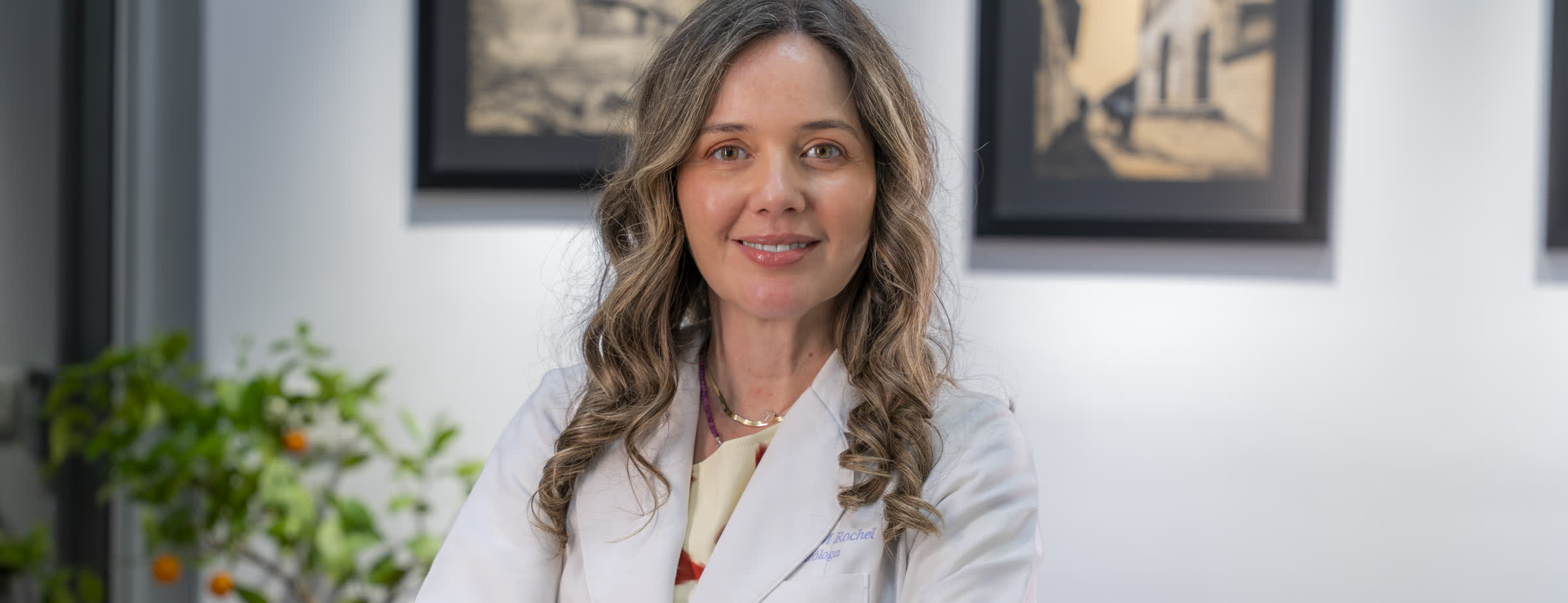 La doctora Claudia Marcela Rochel de pie en su consultorio